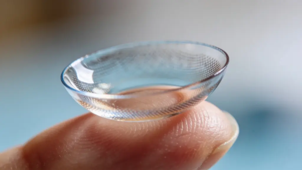 base curve and diameter on a contact lens fitting